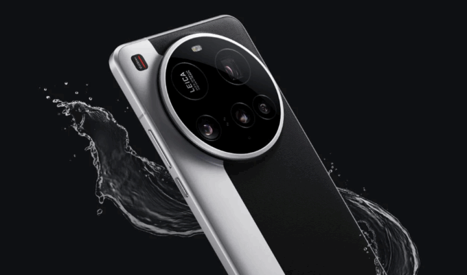 Xiaomi 15 Ultra vs Xiaomi 15: ภาพด้านหลังสมาร์ทโฟนสีดำ-เงิน ที่โดดเด่นด้วยโมดูลกล้องวงกลมขนาดใหญ่ พร้อมโลโก้ LEICA และมีน้ำกระเซ็นอยู่ด้านข้างเพื่อแสดงคุณสมบัติกันน้ำ