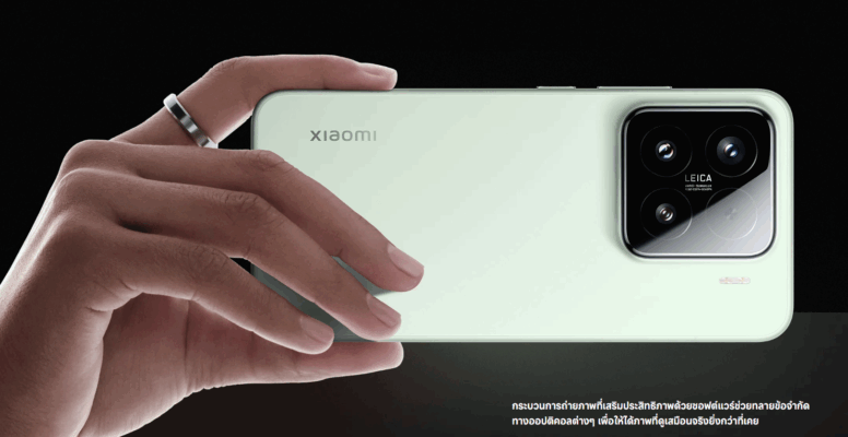 ภาพระยะใกล้ด้านหลังตัวเครื่องสมาร์ทโฟน Xiaomi สีเขียวอ่อน โดยมีมือข้างหนึ่งกำลังจับถือเครื่องไว้ ส่วนบริเวณกล้องขนาดใหญ่รูปสี่เหลี่ยมผืนผ้าสีดำที่มีโลโก้ LEICA กำลังจับโฟกัสอย่างชัดเจน