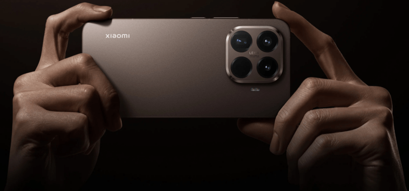 รูปภาพระยะใกล้แสดง Xiaomi 15T Pro สีน้ำตาลเข้มที่ถูกถือในแนวนอน เน้นโมดูลกล้องหลังพร้อมโลโก้ LEICA ประกอบการ รีวิว Xiaomi 15T Pro