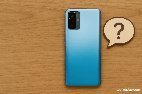 โทรศัพท์ Xiaomi ราคาไม่เกิน 4000 รุ่นไหนดี วางบนพื้นไม้ พร้อมสัญลักษณ์คำถาม