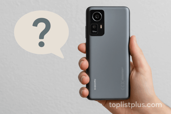 โทรศัพท์ Xiaomi ราคาไม่เกิน 5000 รุ่นไหนดี ภาพสมาร์ทโฟนสีเทาที่กำลังถูกถือในมือ พร้อมสัญลักษณ์คำถาม