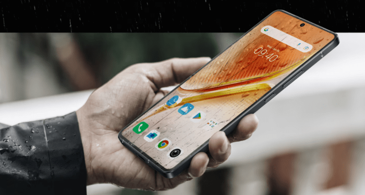 ภาพโทรศัพท์มือถือที่ถูกละอองน้ำบนหน้าจอ แสดงคุณสมบัติการทนน้ำ เพื่อเปรียบเทียบว่า iQOO vs realme รุ่นไหนดี