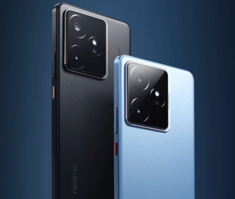 ภาพถ่ายด้านหลังของโทรศัพท์มือถือ realme สองรุ่นในสีดำและสีฟ้า เน้นดีไซน์กล้องหลัง เพื่อเปรียบเทียบว่า iQOO vs realme รุ่นไหนดี