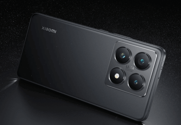รูปภาพระยะใกล้ด้านหลังของ Xiaomi 14T Pro สีดำ แสดงโมดูลกล้องสี่เหลี่ยมที่มีเลนส์ขนาดใหญ่ พร้อมโลโก้ LEICA ประกอบการ รีวิว Xiaomi 14T Pro