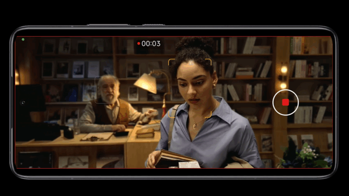 ภาพหน้าจอ Xiaomi 14T Pro ในโหมดวิดีโอ แสดงภาพหญิงสาวในห้องสมุด เน้นประสิทธิภาพการถ่ายวิดีโอในการ รีวิว Xiaomi 14T Pro