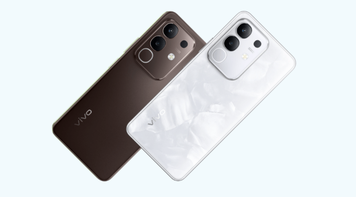ภาพโทรศัพท์มือถือ vivo สองเครื่องวางซ้อนกัน โดยมีสีน้ำตาลเข้มและสีขาวมุก แสดงดีไซน์ด้านหลังและโมดูลกล้องคู่ที่แตกต่างกันอย่างชัดเจน เหมาะสำหรับเนื้อหาเปรียบเทียบ vivo Y29 vs Y28