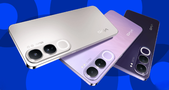 vivo vs realme ภาพด้านหลังของสมาร์ทโฟน vivo 3 เครื่องใน 3 โทนสี (สีเงิน สีม่วงอ่อน และสีม่วงเข้ม) โดยเน้นดีไซน์กล้องหลังขนาดใหญ่ เพื่อสื่อถึงฟีเจอร์และดีไซน์ที่โดดเด่นของ vivo ในการเปรียบเทียบกับ realme