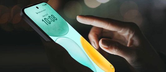 มือถือ HONOR แสดงหน้าจอล็อกที่มีวอลเปเปอร์สีเขียวอ่อนและสีเหลือง มือแตะหน้าจอเพื่อปลดล็อก เป็นภาพประกอบสำหรับ 5 เหตุผลที่คนเลือก HONOR มากกว่าแบรนด์อื่น