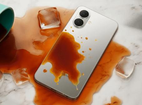 สมาร์ทโฟน TECNO วางอยู่บนพื้นผิวหินอ่อน มีน้ำสีชาหกใส่พร้อมน้ำแข็งก้อน แสดงถึงความทนทาน เป็นหนึ่งใน 5 เหตุผลที่คนเลือก TECNO มากกว่าแบรนด์อื่น