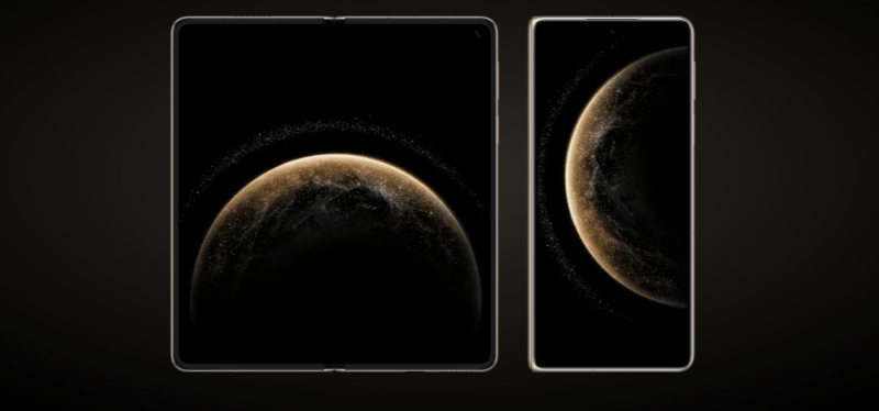 ภาพสมาร์ทโฟน HUAWEI สองรุ่น ได้แก่ รุ่นพับได้และรุ่นปกติ แสดงหน้าจอวอลล์เปเปอร์รูปดาวเคราะห์สีทอง เพื่อประกอบบทความ HUAWEI ใช้ Google ได้ไหม