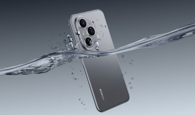 โทรศัพท์ HONOR สีเทากำลังจมลงในน้ำ แสดงถึงคุณสมบัติกันน้ำ ซึ่งเป็นส่วนหนึ่งของการพัฒนาผลิตภัณฑ์ตาม ประวัติแบรนด์ HONOR
