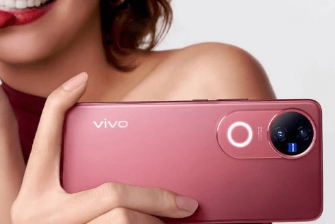 โทรศัพท์ vivo สีชมพูถูกถืออยู่ในมือของผู้หญิง เห็นโลโก้ vivo และชุดกล้องขนาดใหญ่ มีไฟวงแหวน ภาพนี้ใช้เปรียบเทียบในบทความ HONOR vs vivo
