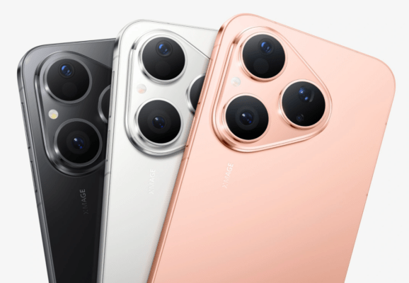 HUAWEI vs Samsung - ภาพระยะใกล้ของด้านหลังสมาร์ทโฟน HUAWEI Pura 3 สี (ดำ, ขาว, และชมพู/ทองแดง) เน้นดีไซน์โมดูลกล้องสามตัวอันเป็นเอกลักษณ์ที่มีโลโก้ X-MAGE ซึ่งแสดงถึงจุดแข็งด้านกล้องและการออกแบบของ HUAWEI ในการเปรียบเทียบ HUAWEI vs Samsung