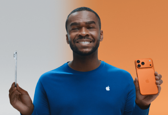 HUAWEI vs iPhone - ภาพผู้ชายยิ้มแย้มถือสมาร์ทโฟน iPhone สองเครื่องในมือ: เครื่องหนึ่งเป็นสีเงินที่แสดงด้านข้างเน้นความบาง และอีกเครื่องเป็นสีส้ม/ทองแดงที่แสดงด้านหลังพร้อมโมดูลกล้องสามตัว ซึ่งเน้นดีไซน์ที่หลากหลายในการเปรียบเทียบ HUAWEI vs iPhone