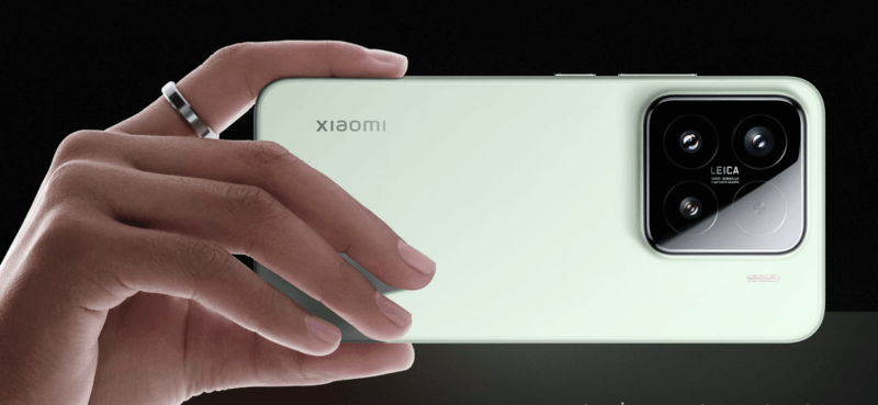 OnePlus 13 vs Xiaomi 15: รูปด้านหลัง Xiaomi 15 สีเขียวอ่อน เน้นโมดูลกล้อง Leica