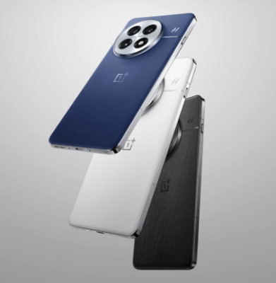OnePlus 13 vs Xiaomi 15: รูปมือถือ OnePlus 13 สามสี (น้ำเงิน, ขาว, ดำ) แสดงตัวเลือกสี