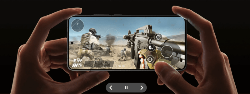 ภาพคนกำลังถือสมาร์ทโฟน POCO F7 Pro เล่นเกมแนว FPS (First-Person Shooter) เพื่อแสดงประสิทธิภาพการเล่นเกมในบทความ รีวิว POCO F7 PRO