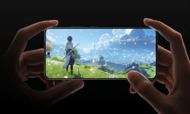 มือสองข้างกำลังถือสมาร์ทโฟนในแนวนอน โดยหน้าจอกำลังแสดงภาพการเล่นเกมกราฟิกสูงเพื่อทดสอบประสิทธิภาพการเล่นเกมของ POCO F7 Ultra vs realme GT 7 Pro