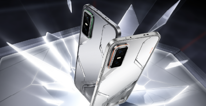 $Redmi\ vs\ Infinix$: โทรศัพท์มือถือสองเครื่องแสดงดีไซน์ด้านหลังแบบโปร่งใสหรือไซเบอร์พังค์ เน้นความล้ำสมัย