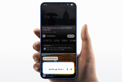 ภาพประกอบ รีวิว Samsung Galaxy S25 แสดงการใช้งานฟีเจอร์ Google Assistant บนหน้าจอสมาร์ตโฟนในมือ
