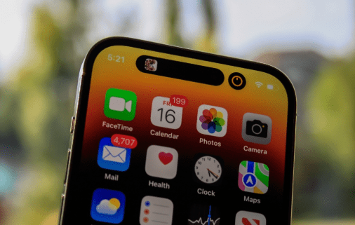 รีวิว iPhone 15 Pro Max หน้าจอ Dynamic Island แสดงการแจ้งเตือนและแอปพลิเคชันอย่างลื่นไหล