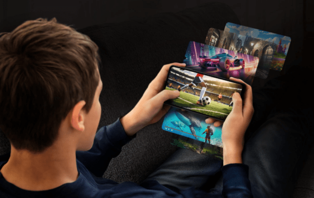 ภาพประกอบ Samsung Galaxy A07 vs Samsung Galaxy A06 แสดงผู้ใช้งานกำลังเล่นเกมบนสมาร์ตโฟน สื่อถึงประสิทธิภาพด้านความบันเทิงและการเล่นเกมของทั้งสองรุ่น