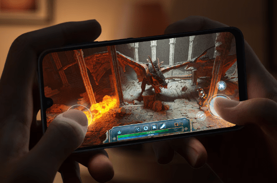 ภาพประกอบ Samsung Galaxy A17 vs Samsung Galaxy A16 5G แสดงการเล่นเกมบนสมาร์ตโฟน เพื่อสื่อถึงประสิทธิภาพการประมวลผลและกราฟิกของทั้งสองรุ่น