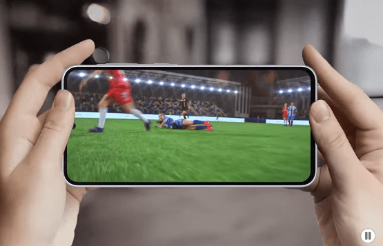 ภาพประกอบ Samsung Galaxy A36 5G vs Xiaomi 13T Pro แสดงสมาร์ตโฟนขณะกำลังเล่นวิดีโอฟุตบอลบนหน้าจอ เพื่อโชว์ประสิทธิภาพการแสดงผลและความลื่นไหลของจอภาพ