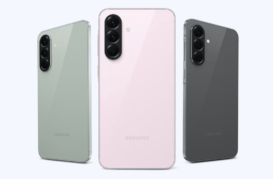 ภาพแสดงด้านหลังของ Samsung Galaxy A56 5G ในสามสีหลัก (เขียวอ่อน, ชมพู, เทาเข้ม) สำหรับบทความเปรียบเทียบ Samsung Galaxy A56 5G vs OPPO Reno14 F 5G"