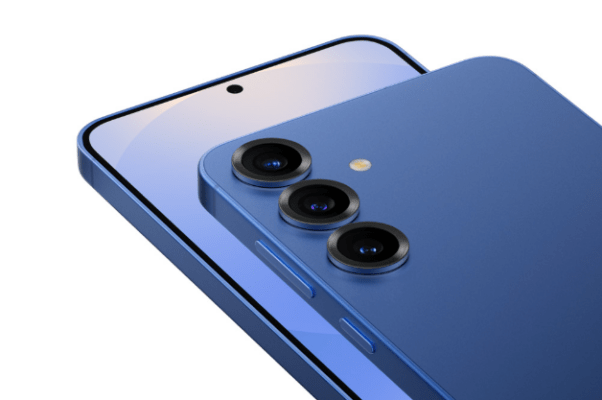 Samsung Galaxy S25+ vs OnePlus 13 ภาพดีไซน์กล้องหลังสามเลนส์ของ Samsung Galaxy S25+ สีฟ้า