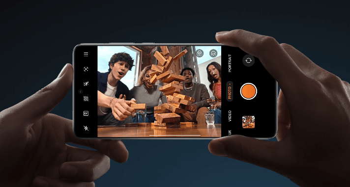 Samsung Galaxy S25+ vs OnePlus 13 ภาพถ่ายจากมุมมองกล้องมือถือระหว่างถ่ายภาพกลุ่มเพื่อนขณะเล่นเกมไม้ถ่วง