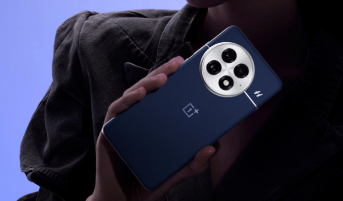 Samsung Galaxy S25+ vs OnePlus 13 ภาพแสดงดีไซน์กล้องหลังทรงกลมของ OnePlus 13 สีฟ้าเข้มในมือผู้ถือ