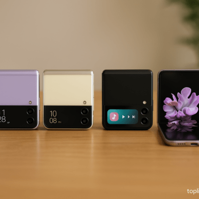 ภาพโทรศัพท์ Samsung Galaxy Z Flip รุ่นไหนดี จัดเรียงบนโต๊ะไม้ แสดงดีไซน์ฝาพับและหน้าจอขนาดเล็กด้านหน้า โทนภาพอบอุ่นดูหรูหรา พร้อมลายน้ำ toplistplus.com