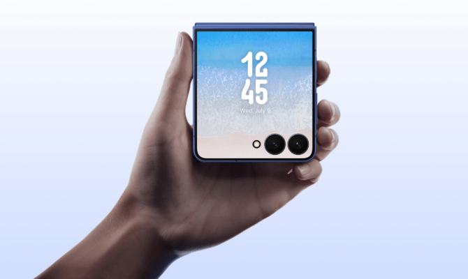 รีวิว Samsung Galaxy Z Flip7 หน้าจอภายนอกแสดงข้อมูลอุณหภูมิและสภาพอากาศอย่างชัดเจน