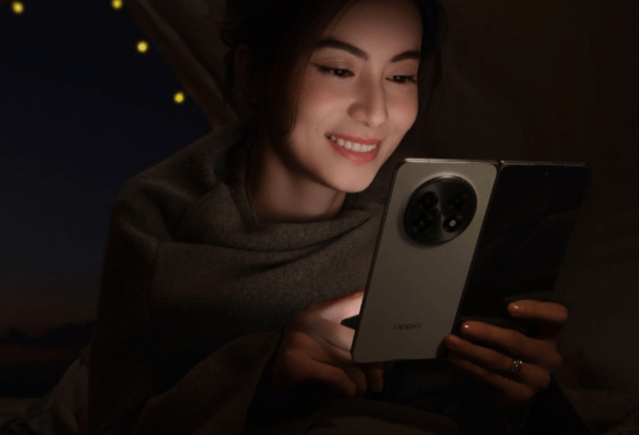 ภาพประกอบ Samsung Galaxy Z Fold7 vs OPPO Find N5 แสดงการใช้งานจริงของสมาร์ตโฟนจอพับระดับเรือธงในบรรยากาศอบอุ่น