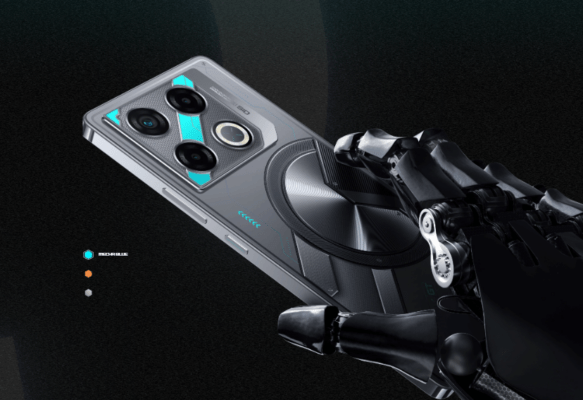 ภาพโคลสอัพของโทรศัพท์มือถือ Infinix GT 20 Pro สีเทาดำ ซึ่งมีดีไซน์ฝาหลังแบบไซเบอร์พันธงและโมดูลกล้องที่ตกแต่งด้วยสีฟ้าอมเขียวนีออน โดยมีมือหุ่นยนต์ (Robot Hand) กำลังถือไว้ ภาพนี้แสดงถึงคู่แข่งหลักที่ถูกนำมาเปรียบเทียบในบทความ TECNO POVA 6 Pro vs Infinix GT 20 Pro