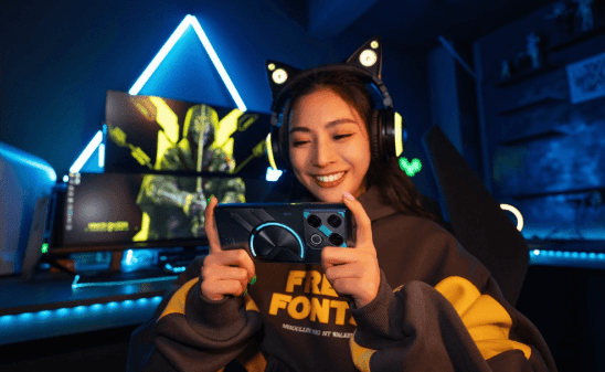ภาพหญิงสาวเกมเมอร์ (Gamer) กำลังยิ้มและเล่นเกมบนโทรศัพท์มือถือ Infinix GT 20 Pro ซึ่งมีดีไซน์ฝาหลังแบบ Cyber-Mecha ที่โดดเด่น ในห้องเกมมิ่งที่มีไฟนีออน ภาพนี้แสดงถึงประสิทธิภาพการเล่นเกมของโทรศัพท์ ซึ่งเป็นประเด็นสำคัญในการเปรียบเทียบ TECNO POVA 6 Pro vs Infinix GT 20 Pro