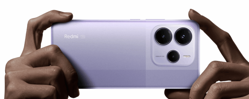 รูปมือสองข้างกำลังถือสมาร์ทโฟน Redmi สีม่วงอ่อน (Lavender) ในแนวนอน โชว์โมดูลกล้องขนาดใหญ่ที่มีเลนส์ 108MP อย่างชัดเจน เหมาะสำหรับบทความ วิธีถ่ายรูปสวยด้วย Redmi