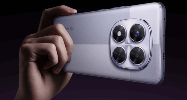 รูปมือกำลังถือสมาร์ทโฟน Redmi สีเทาอ่อน (Two-Tone) ในแนวนอน โดยเน้นที่โมดูลกล้องหลังขนาดใหญ่ที่มีเลนส์ถึง 4 ตัว เหมาะสำหรับบทความ วิธีถ่ายรูปสวยด้วย Redmi