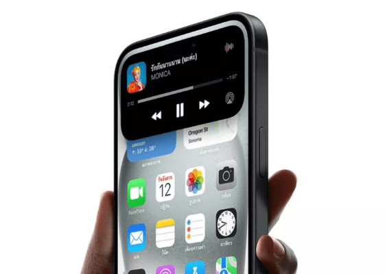 iPhone 15 Plus vs Samsung Galaxy S24 Plus เปรียบเทียบหน้าจอ iPhone 15 Plus ที่แสดงฟีเจอร์ Dynamic Island และอินเทอร์เฟซ iOS