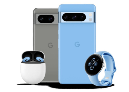 ภาพแสดง Google Pixel 8 Pro พร้อมอุปกรณ์เสริม สำหรับบทความ iPhone 15 Pro vs Google Pixel 8 Pro