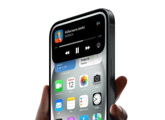 ภาพแสดงหน้าจอ iPhone 15 ระหว่างการใช้งานอินเทอร์เฟซ Dynamic Island สำหรับบทความ iPhone 15 vs Google Pixel 8