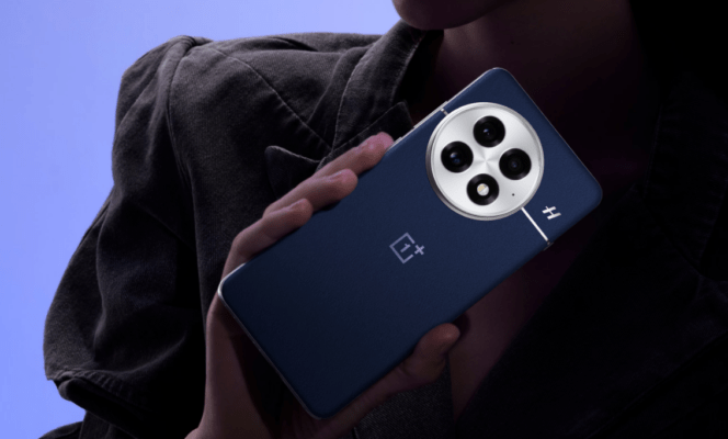 ภาพสมาร์ตโฟน OnePlus 13 ดีไซน์หรู กล้องหลังทรงกลม สำหรับบทความ iPhone 16 Plus vs OnePlus 13