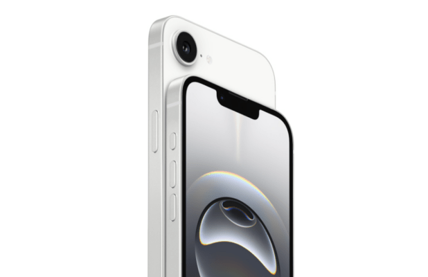 ภาพแสดงดีไซน์ด้านหน้าและด้านหลังของ iPhone 16e ใช้ประกอบบทความ iPhone 16e vs Samsung Galaxy S24 FE เพื่อเปรียบเทียบสมาร์ตโฟนระดับกลางรุ่นใหม่ของทั้งสองแบรนด์