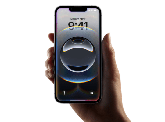 ภาพแสดงการถือ iPhone 16e ด้วยมือหนึ่งข้าง ใช้ประกอบบทความ iPhone 16e vs Samsung Galaxy S24 FE เพื่อเปรียบเทียบดีไซน์และขนาดหน้าจอของสมาร์ตโฟนระดับกลาง