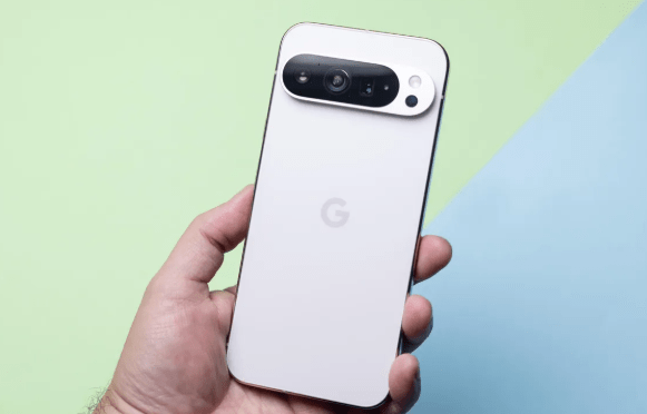 iPhone Air vs Google Pixel 9 เปรียบเทียบดีไซน์กล้องหลังของ Google Pixel 9 สีขาวสุดพรีเมียม