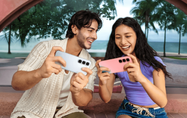 คู่ชายหญิงกำลังสนุกกับการเล่นเกมบนสมาร์ทโฟน Infinix HOT 60 Pro+ คนละเครื่องในหลากหลายสี แสดงถึงประสบการณ์ความบันเทิงและประสิทธิภาพในบทความ รีวิว Infinix HOT 60 Pro+