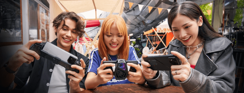 รูปภาพประกอบบทความ รีวิว Asus ROG Phone 9 Pro กลุ่มวัยรุ่นกำลังเล่นเกม
