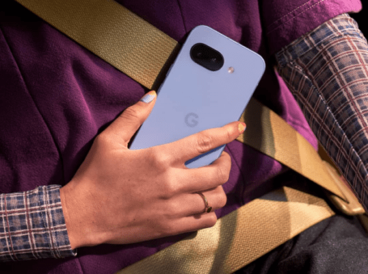 ภาพประกอบบทความ รีวิว Google Pixel 9a โชว์ดีไซน์ด้านหลังสีม่วงสวยงามขณะถือใช้งาน