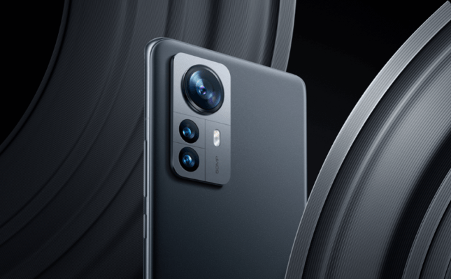 "ดีไซน์กล้องหลัง 3 เลนส์ของ Xiaomi 12 Pro 5G สีเทา เปรียบเทียบสเปกในบทความ HUAWEI Pura 80 Ultra vs Xiaomi 12 Pro 5G"